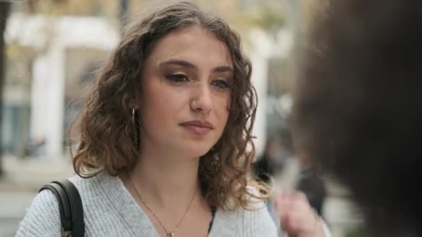 Αργή κίνηση με κοντινή θέα μιας ευτυχισμένης γυναίκας που μιλάει με ένα φίλο στο δρόμο - Πλάνα, βίντεο