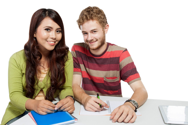 Dois estudantes universitários sorridentes estudando juntos
 - Foto, Imagem