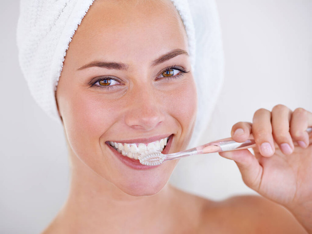 Zubní kartáček, zubní kartáček a portrét ženy čistící zuby pro zdraví, wellness a ranní ústní rutinu. Péče o sebe, úsměv a mladá žena s ústy pro čisté, hygienické nebo zubní ošetření - Fotografie, Obrázek