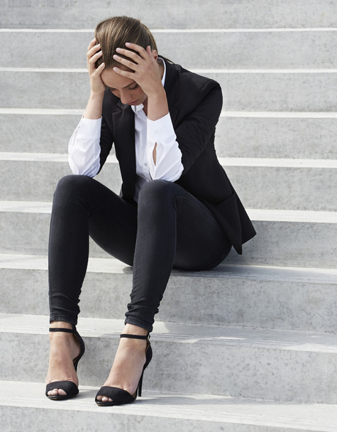 Businesswoman sitting on steps - Fotografie, Obrázek