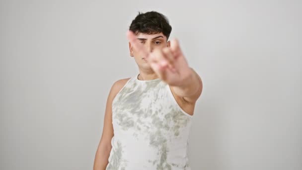 Frustrierter junger Mann im ärmellosen T-Shirt, der mit einem Finger nach oben zeigt und auf isoliertem weißem Hintergrund keine Geste zeigt. - Filmmaterial, Video