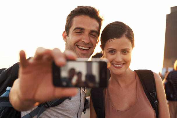 Outdoor, selfie of happy couple wandelen voor reizen voor vakantie geheugen, vakantie of sightseeing in de stad. Foto, mensen en romantische man met een vrouw voor avontuur of toerisme in Rio de Janeiro, Brazilië. - Foto, afbeelding
