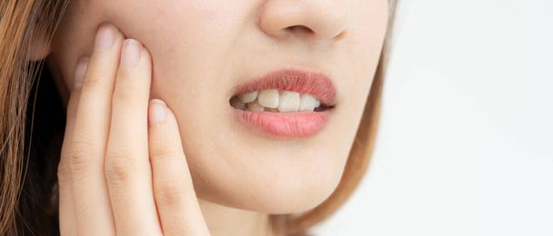Asyalı kadınlar diş eti iltihabı, dişleri, çürüme problemleri, diş bakımı yüzünden diş ağrısı çekerler. hassas diş, çürüme problemi, kötü nefes, Gingival durgunluk, ağız temizliği eğitimi, diş çekilmesi - Fotoğraf, Görsel