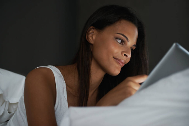 Υπνοδωμάτιο, νύχτα και γυναίκα σε απευθείας σύνδεση με tablet, social media και σύνδεση στο διαδίκτυο για dating app. Κρεβάτι, χαμόγελο και επικοινωνία με το κινητό, ψηφιακό και θηλυκό πρόσωπο επί τόπου με την τεχνολογία. - Φωτογραφία, εικόνα