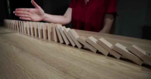 Hand zal stoppen met vallen houten domino blokken op tafel. Crisis bedrijfsverval en risicomanagement - Video
