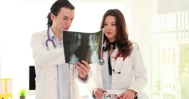 Dos doctores realizando una radiografía médica de pies y pies con deformidad Hallux Valgus. Dolor en el pie causa diagnóstico y tratamiento - Metraje, vídeo