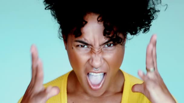 Una joven negra furiosa gritando a la cámara, angustiada y amordazando con las manos, furiosa de 20 años afrodescendiente gritando - Metraje, vídeo