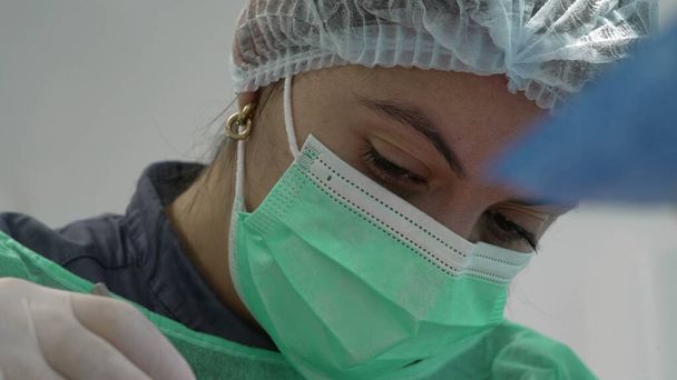 Cerrahi İşlem Yaparken Kadın Doktorun Yüzü Odaklandı - Fotoğraf, Görsel