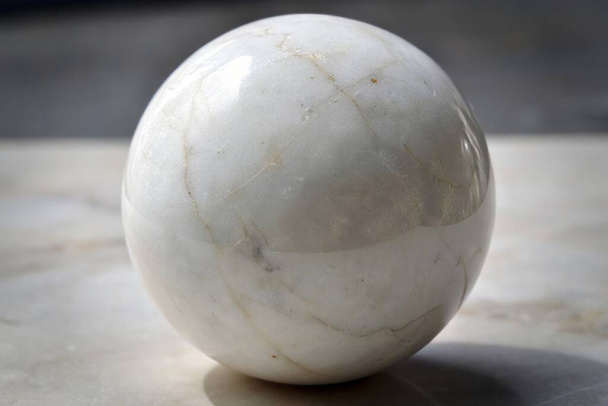 Bola de mármore branco em um fundo leve - Foto, Imagem