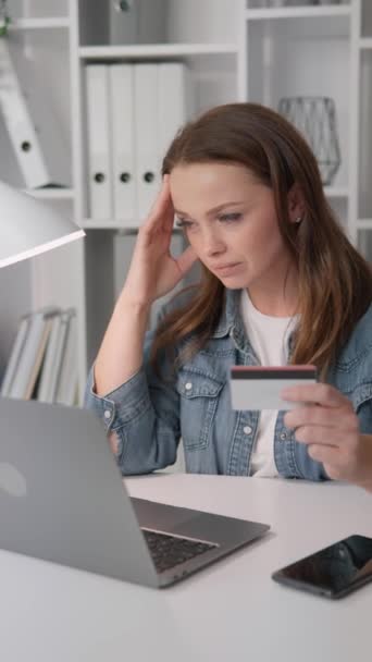 Bir kadın endişeli bir şekilde bilgisayar ekranına bakar, gözleri düşünceli ve üzgün olduğunu ifade eder. Finansal kararları ve durumu yansıtıyor. Banka hesabında yeterli para yok. Yüksek - Video, Çekim