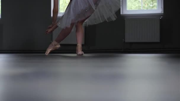 Крупный план ног балерины в пуантах танцевальных балетных элементов. Балетные туфли. Деталь ног балерины. Высококачественные 4k кадры - Кадры, видео