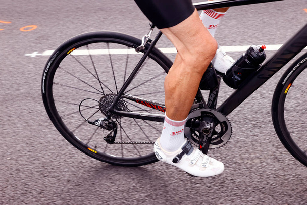 Κοντινό πλάνο εικόνα του ποδηλάτη πόδια άνθρωπος ιππασία έναν αγώνα ποδήλατο. Saint-Gervais Mont-Blanc. Γαλλία.  - Φωτογραφία, εικόνα