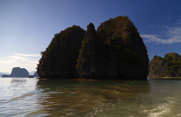 Las formaciones de piedra caliza de la bahía de Halong al atardecer, Vietnam. Foto de alta calidad - Foto, Imagen