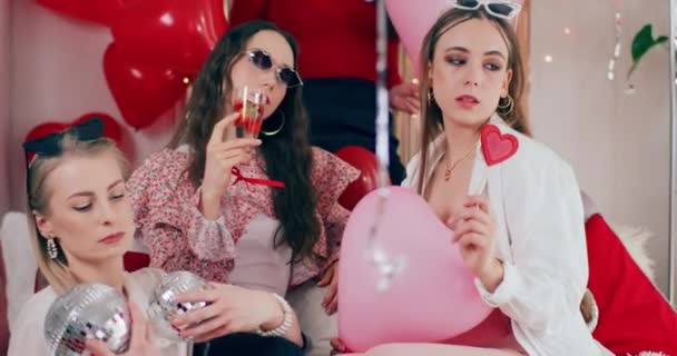 Amigos femininos jovens na moda que celebram o dia de Galentines em conjunto na casa decorada - Filmagem, Vídeo
