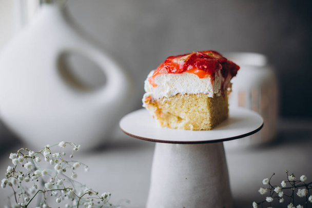 zelfgemaakte taart met aardbei en munt - Foto, afbeelding