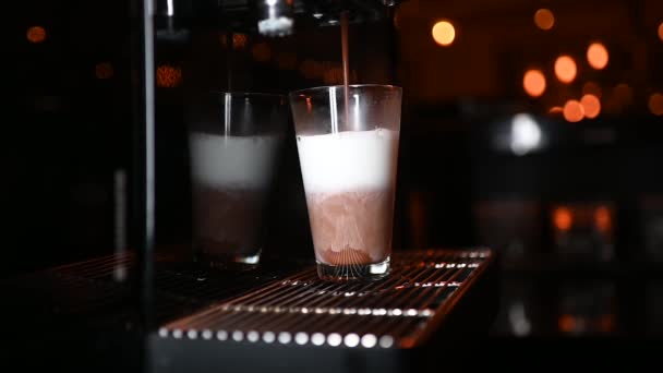 Máquina de café haciendo latte macchiato en vidrio transparente. Imágenes FullHD de alta calidad - Metraje, vídeo
