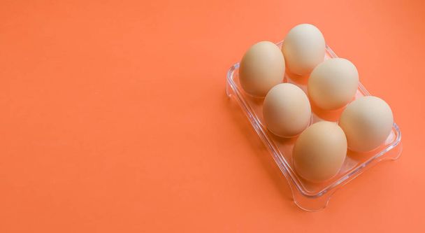 Ωμά, βιολογικά και φρέσκα αυγά κότας. Αυγά σε μπολ απομονωμένα στο παρασκήνιο. - Φωτογραφία, εικόνα