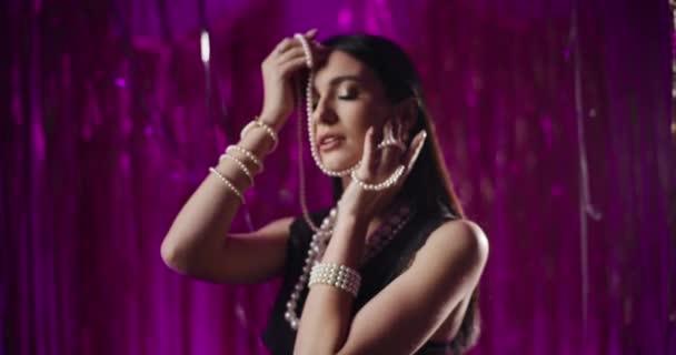 Lenta toma de cámara de sensual mujer joven atractiva con joyas de perlas - Metraje, vídeo