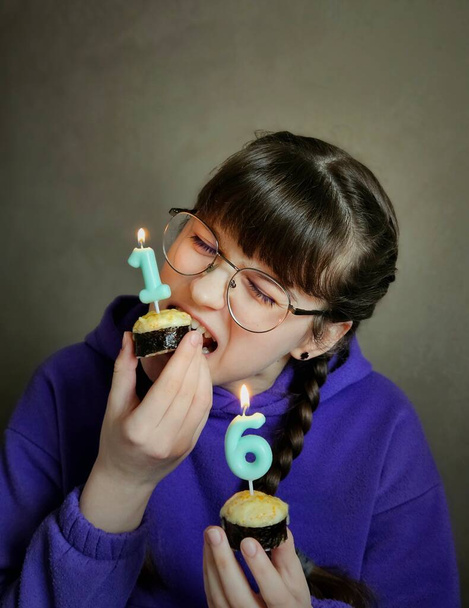 chica feliz joven con pastel de cumpleaños de sushi y velas en la fiesta de cumpleaños. Velas con número 16. Celebración de cumpleaños. Concepto de fiesta - Foto, imagen