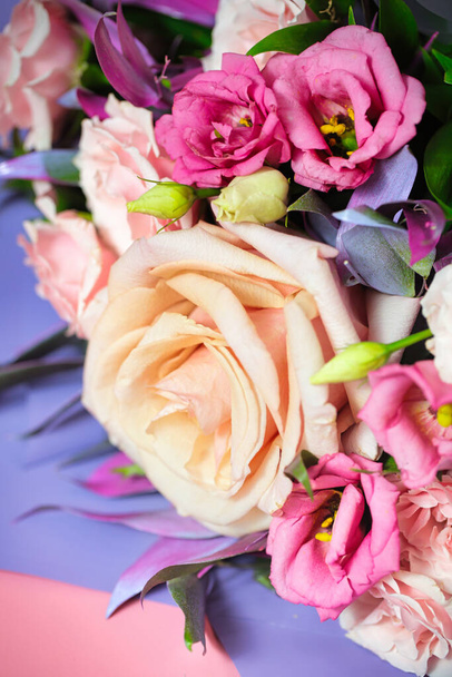 Un bouquet vibrant de fleurs roses et blanches sur un fond violet et rose coloré, avec amplement d'espace de copie. - Photo, image