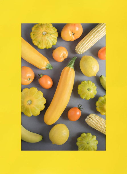Légumes et fruits jaunes sur fond gris et jaune. Gros plan. Vue du dessus. - Photo, image