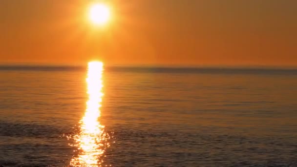 piękny pomarańczowy zachód słońca i spokojna woda morska, koniec letniego dnia - Materiał filmowy, wideo