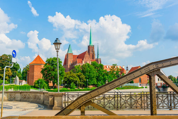 Mlýnský most a Vratislavská katedrála ve slunečný letní den, Polsko - Fotografie, Obrázek