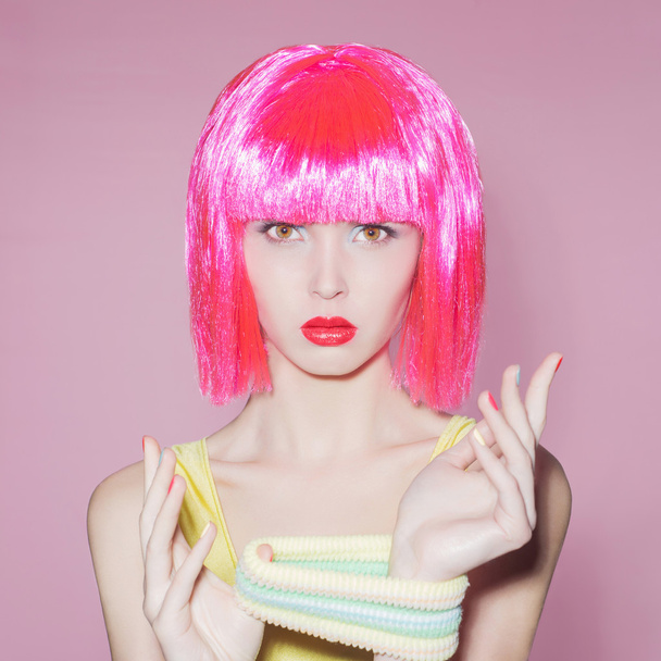 ピンク髪の美しさ若い女 - 写真・画像