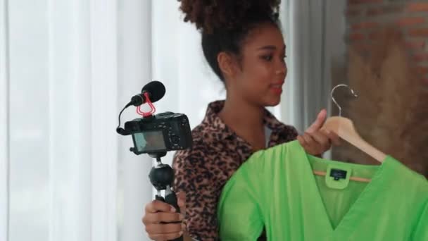 Frauen Influencer drehen Live-Streaming Vlog Video Review Kleidung entscheidend Social Media oder Blog. Glückliches junges Mädchen mit Beleuchtung im Bekleidungsstudio für Marketing-Aufnahmen, die online ausgestrahlt werden. - Filmmaterial, Video