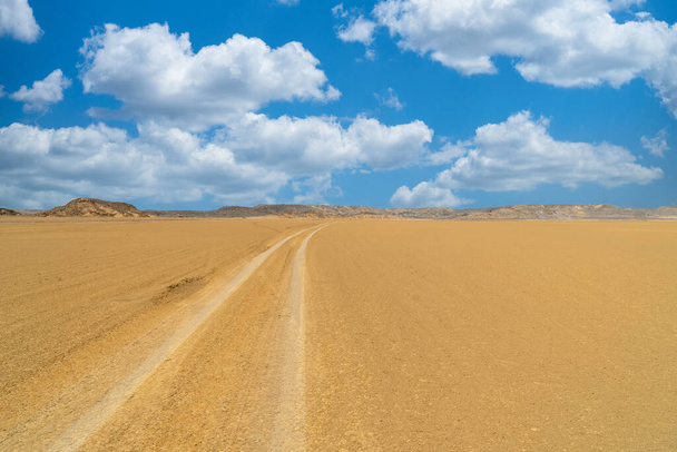 Krásná pouštní krajina s modrou oblohou na Cabo de Vela. La Guajira, Kolumbie. - Fotografie, Obrázek