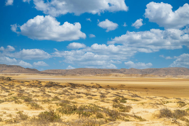 Hermoso paisaje desértico con cielo azul en Cabo de Vela. La Guajira, Colombia. - Foto, Imagen