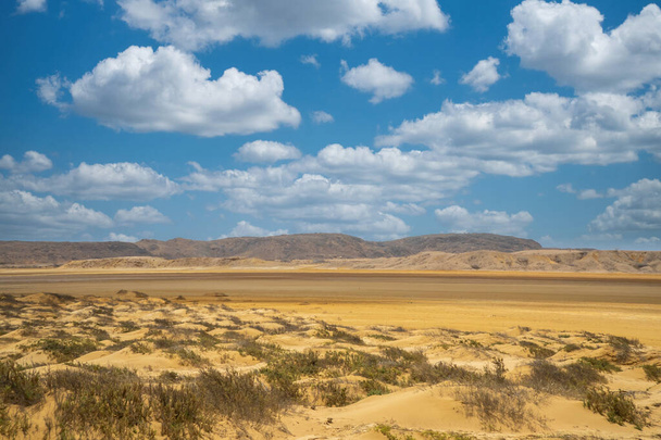 Prachtig woestijnlandschap met blauwe lucht bij Cabo de Vela. La Guajira, Colombië. - Foto, afbeelding