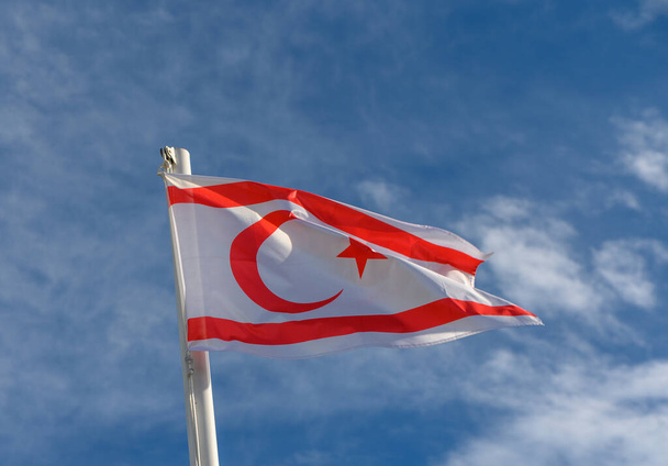 Bandiera di Cipro settentrionale sventola nel vento
 - Foto, immagini