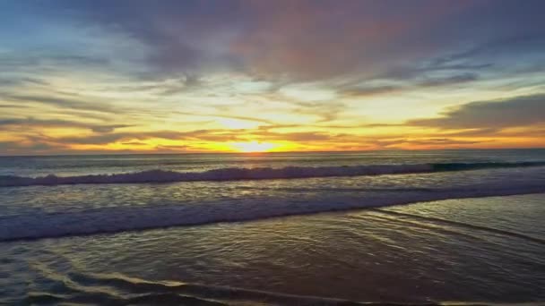 Hava manzaralı altın gökyüzü denizin üzerinde gün batımında - Video, Çekim