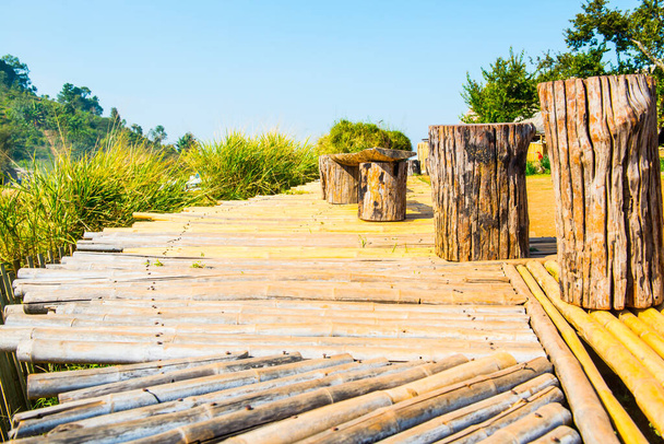 タイ,チェンマイ県のモンジャム丘の上の竹の床が付いている木製のベンチ. - 写真・画像