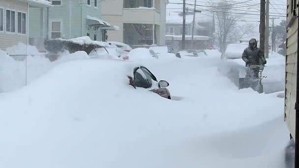 Um homem está limpando a estrada com ventilador de neve
 - Filmagem, Vídeo