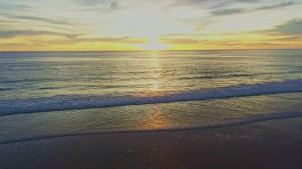 hermosa puesta de sol de oro en la playa de la libertad Phuket - Metraje, vídeo