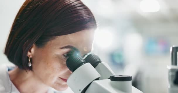 Επιστήμονας, γυναίκα και μικροσκόπιο στο εργαστήριο με δείγμα για ανάλυση βακτηρίων, σωματιδίων ή δοκιμή για έρευνα. Πρόσωπο, επιστήμη και μελέτη για τον έλεγχο των αποτελεσμάτων της ιατρικής καινοτομίας στην εταιρεία Pharma. - Πλάνα, βίντεο