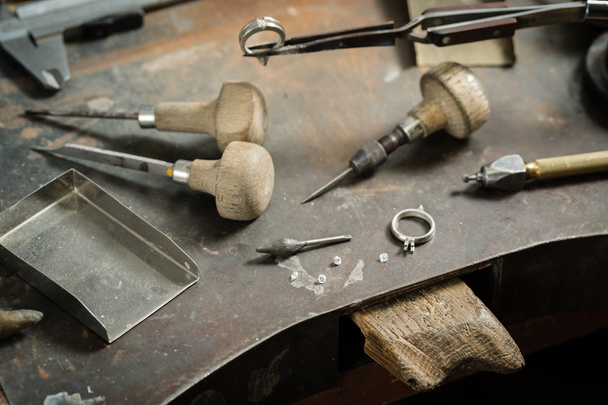 Робочий стіл з професійними інструментами
 - Фото, зображення