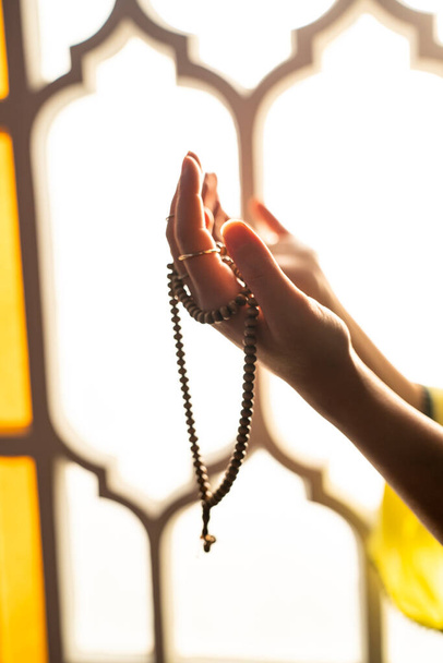 Мусульманська жінка в хедкарфі і хіджабі молиться руками в повітрі в мечеті. Релігія молиться концепція - Фото, зображення