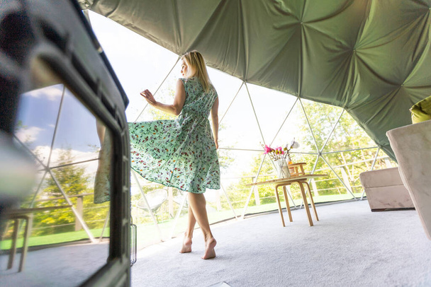 eine Frau genießt die Einsamkeit in einem transparenten Bubble Hotel - Foto, Bild