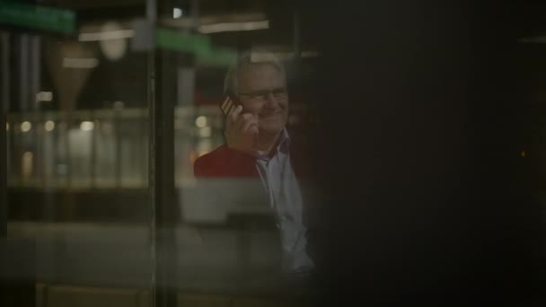 Счастливый старший бизнесмен по телефону делится хорошими новостями - Кадры, видео