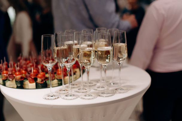 ビュッフェ,シャンパンのグラス,スパークリングワイン,日差しに輝く。 ケータリング,パーティーサービス。 お祝いイベント,ウェルカムドリンク - 写真・画像