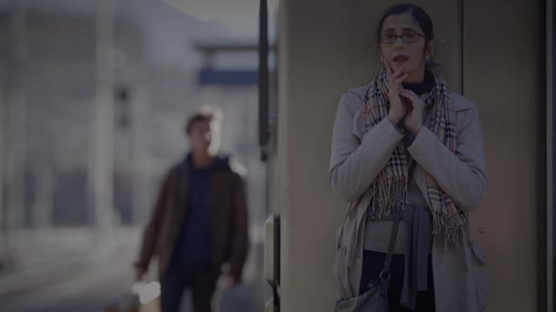 Mutter wartet am Bahnhof auf Sohn und überprüft Uhrzeit - Filmmaterial, Video