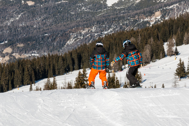 snowboarders freestyle con casco en snowpark, gemelos
 - Foto, Imagen