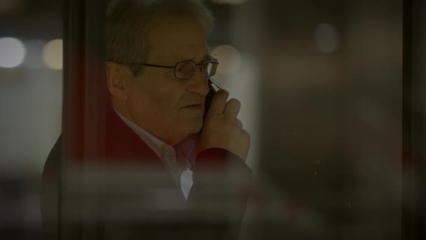 Verärgerter älterer Geschäftsmann im Anzug telefoniert in der Stadt - Filmmaterial, Video