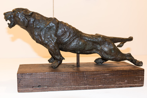 Estatuilla de bronce de pantera peligrosa
 - Foto, Imagen