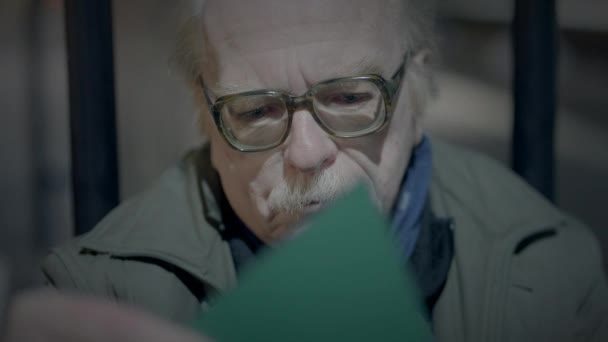 Surullinen Vanhukset Mies Vanhusten köyhyydestä kärsivä Yksinäisyys Rautatieasemalla - Materiaali, video