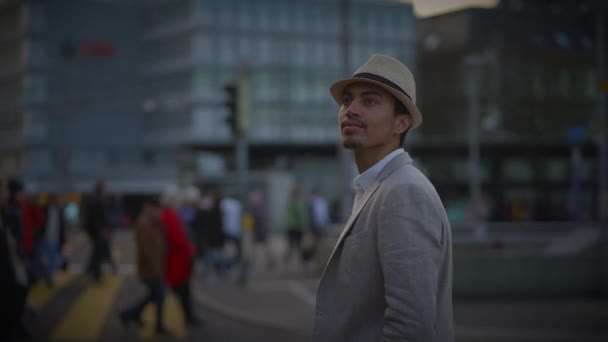 Giovane alla moda bell'uomo che indossa un cappello e vestiti casual in città - Filmati, video
