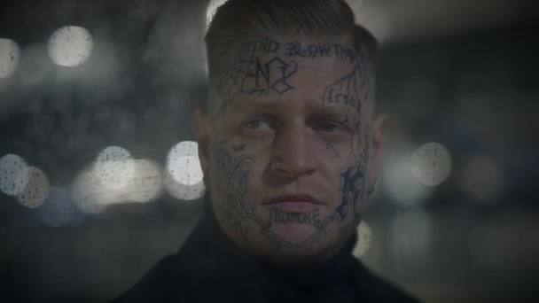 Persona masculina tatuada que busca atención de pie en la calle Urban City - Metraje, vídeo